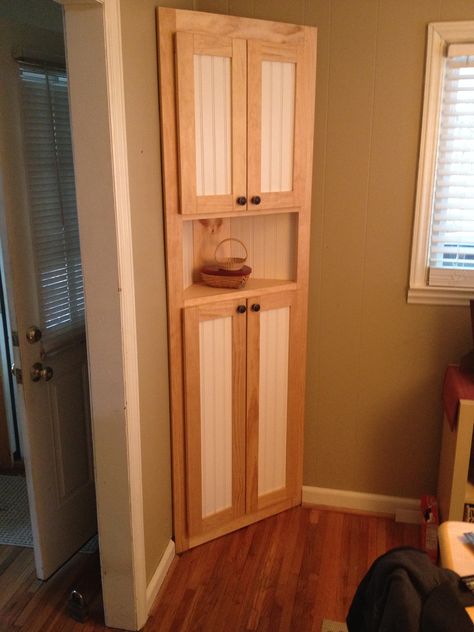 Corner Cabinet Diy, Diy Corner Cabinet, White Corner Cabinet, Tall Corner Cabinet, Diy Cupboards, Woodworking Desk Plans, Corner Shelving Unit, Cabinet Diy, Corner Furniture