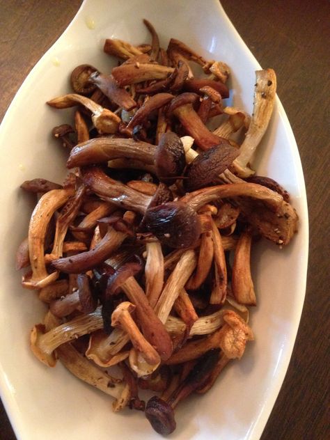 Crispy Roasted Beech Mushrooms Beech Mushroom Recipe, Mushroom Recipes Indian, Beech Mushrooms, Fantasy Food, Mushroom Recipe, Vegetarian Menu, Veggie Meals, Broth Recipes, Eating Organic