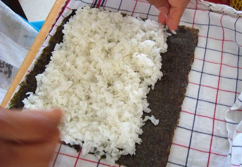 How To Roll Sushi Without Mat, Sushi Fillings, Sushi Mat, Diy Sushi, Make Sushi, Nori Seaweed, Raw Carrots, Homemade Sushi, How To Make Sushi