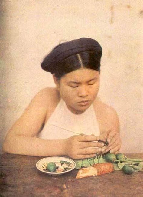 Ancient Vietnam, Vietnam History, Vietnam Art, Vietnamese Traditional Dress, North Vietnam, Vintage Everyday, Colour Photograph, Hanoi, Old Pictures