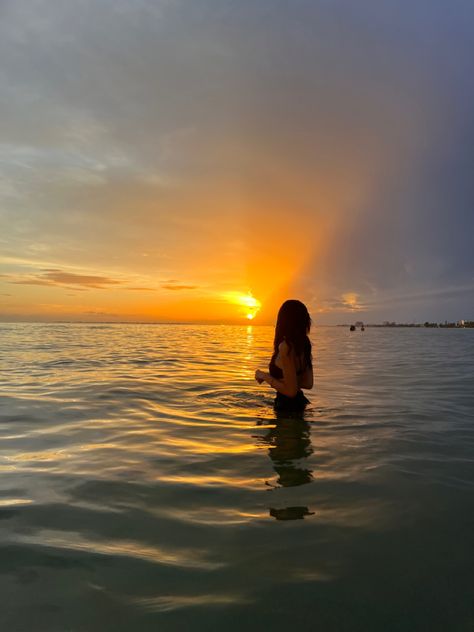 Photos For Summer Ideas, Beach With Sunset Aesthetic, Aesthetic Photo At Beach, On Beach, Photo Ideas Sunset, Sunset On Beach Aesthetic, Photos Sunset, Girl In The Beach, Best Photo Ideas