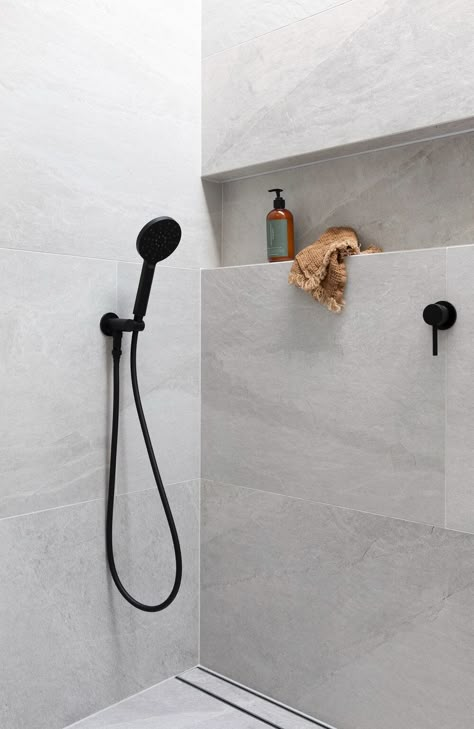 Can I Use Large Tiles in a Shower? By Zephyr and Stone Large Tile Bathroom, Large Shower Tile, Drømme Bad, Large Tiles, Bathroom Inspiration Modern, Large Tile, Bathroom Design Inspiration, Bathroom Remodel Shower, Large Shower