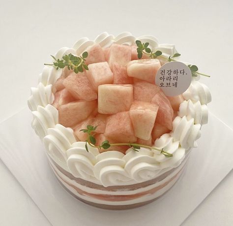 Peach Desserts Aesthetic, Peach Themed Food, Moth Aesthetic, Aesthetic Peach, Peach Dessert Recipes, Korean Cake, Boujee Aesthetic, Peach Desserts, Peach Cake