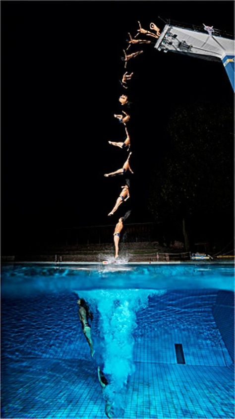 This is sequence composition photo and this photo has color, sequence, and portrait. Sequence Photography, Olympic Diving, High Diving, Diving Springboard, High Dive, Speed Photography, High Speed Photography, Narrative Photography, Photo Sequence