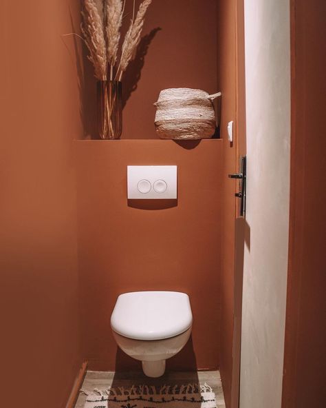 Terracotta Bathroom, Wc Ideas, Western Inspiration, Inspiration Deco, Boho Apartments, Toilet Room Decor, Wc Design, Small Toilet Room, Restroom Design