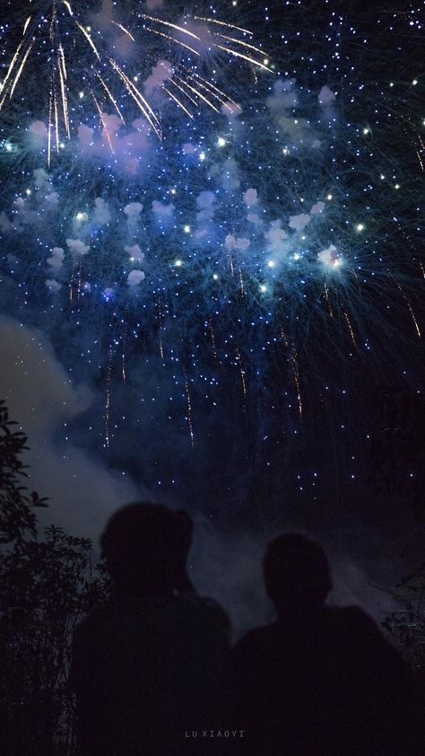 Blue Fireworks Aesthetic, Beautiful Fireworks, Blue Fireworks, Night Aesthetic, Blue Aesthetic, Aesthetic Iphone Wallpaper, Aesthetic Photo, Fireworks, Pretty Wallpapers