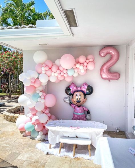 Dania | South Florida Balloons on Instagram: “When you’re turning 2 and love Minnie! But in pink, of course 💕 Happy Birthday, sweet Kenley! 🥳 Even if you’re keeping things small, the…” Pink Minnie Mouse Balloon Garland, Minnie Birthday Balloons, Small Minnie Mouse Party, Oh Twodles Birthday Balloon Arch, Oh Twodles Birthday Backdrop, Oh Twodles Balloon Arch, Simple Minnie Mouse Party Decorations, Minnie Mouse Toddler Birthday, Minnie Themed Birthday Party