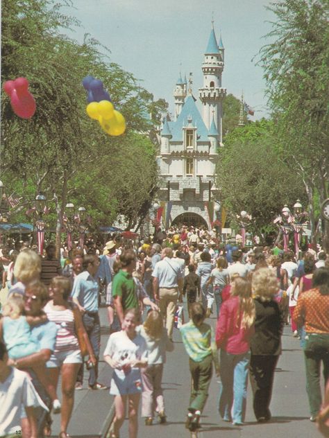 Disneyland . Vintage 1978 . Trip Manifestation, Disneyland Florida, Disney Nostalgia, Disneyland Aesthetic, Disneyland Vintage, Disney 90s, Disney Adult, Photographs And Memories, Cultural Artifact