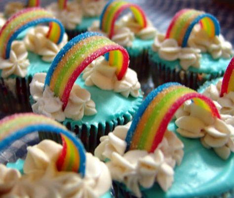 Want to attempt make gluten-free kind!  Somewhere Over the Rainbow Cupcakes are Perfect for a Wizard of Oz Party - Foodista.com Cupcakes Bonitos, Cupcakes Design, Torte Cupcake, Cupcakes Decorados, Decorating Cakes, Rainbow Cupcakes, Pony Birthday, Rainbow Food, Cupcake Designs