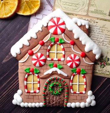 Christmas Gingerbread House Art, Fondant Gingerbread House, North Pole Gingerbread House Ideas, Christmas House Cookies Decorated, Sugar Cookie Gingerbread House, Gingerbread House Decorated Cookies, Gingerbread Designs Ideas, Ginger Bread House Cookies, Gingerbread House Polymer Clay