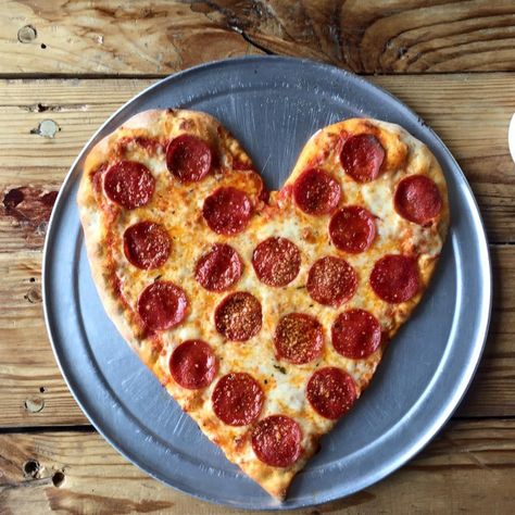 Valentines Day Pizza, Valentine Pizza, Pizza Pictures, Dating Goals, Shaped Pizza, Heart Shaped Food, Pizza My Heart, Pizza Shapes, Heart Shaped Pizza