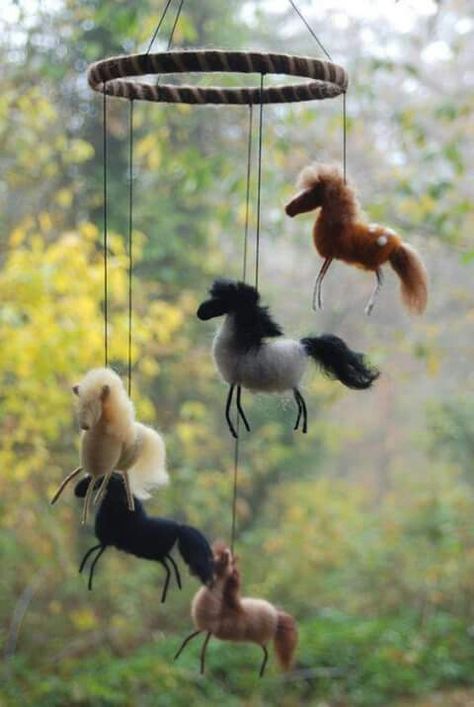 Horse Mobile, Felted Horse, Tovad Ull, Wild Horses Running, Toy Animals, Stick Horses, Horse Camp, Stem Crafts, Felt Mobile