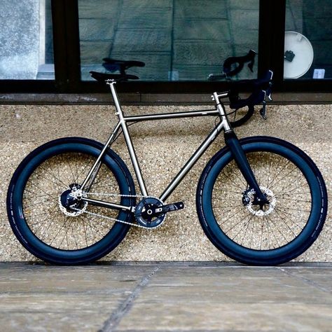 Titanium Road Bike, Shimano Bike, Titanium Bike, Bicycle Frames, Bike Camping, Streets Of London, Bike Ideas, Bicycle Art, Cargo Bike