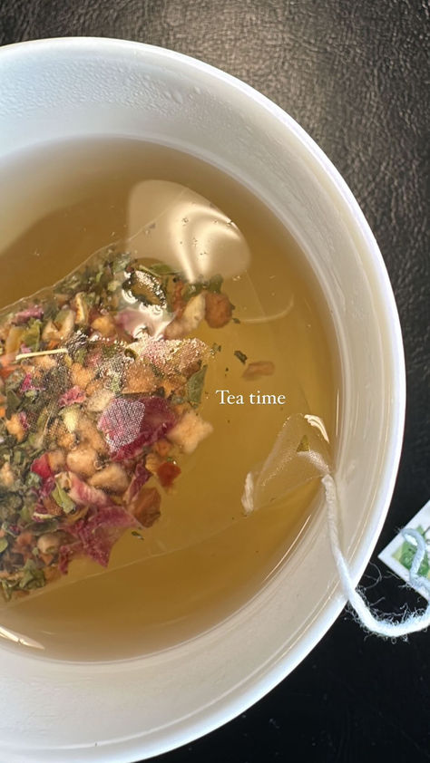 Tea time / Inspo instagram stories Tea Post Instagram, White Tea Aesthetic, Sipping Tea Aesthetic, Selfcare Instagram Story, Evening Tea Aesthetic, Daily Insta Story Ideas, Me Time Instagram Story, Tea Instagram Story Ideas, Tea Story Instagram