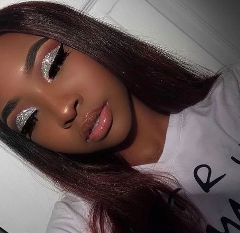 sparkly silver makeup look Eye Makeup Glitter, Birthday Makeup Looks, Silver Eye Makeup, Party Make-up, Glitter Makeup Looks, Silver Makeup, Beauty Make-up, Glamour Makeup, Make Up Looks