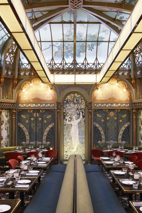 From the classic table at which Coco Chanel has dined, to a new plant-filled Parisian haven, here are the restaurants that marry haute-décor and fine-dining. Restaurants In Paris, Marble Bar, Design Publication, Paris Home, Restaurant Paris, Classic Table, Paris Restaurants, Paris Art, Ligne Roset