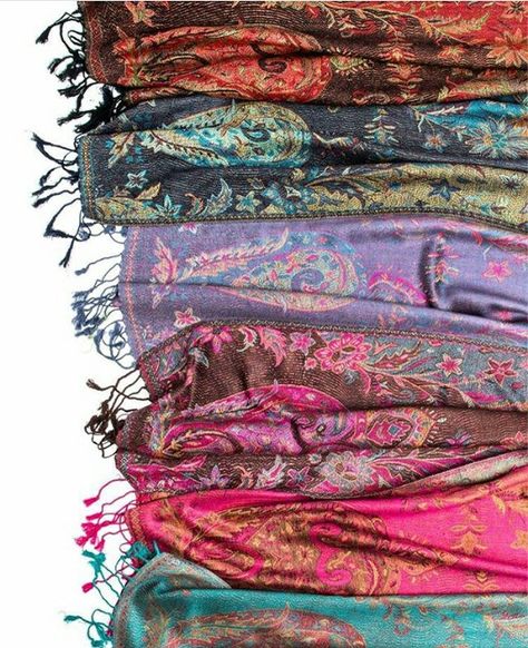 Boho scarf pashmina Boho Scarves, Looks Hippie, Indian Scarf, Indian Paisley, Hijab Inspiration, Boho Scarf, Brands Fashion, Art Scarves, Boho Scarfs