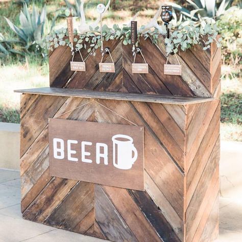 No wedding is complete without a beer bar Beer Bar Wedding, Beer Station, Diy Study Table, Beer Stand, Beer Wall, Craft Beer Bar, Beer Wedding, Barn Wedding Decorations, Barn Decor