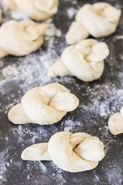 Knot Rolls, Rolls For Thanksgiving, Thanksgiving Rolls, Thanksgiving Bread, Butter Roll, Cookies And Cakes, Making Cookies, Thanksgiving 2020, Yeast Rolls