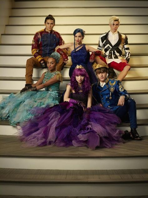 Jay And Carlos, The Descendants Movie, Descendants Ben, Disney Descendants Characters, Uma Descendants, Descendants Pictures, Mal Descendants, Disney Descendants Movie, Descendants Characters