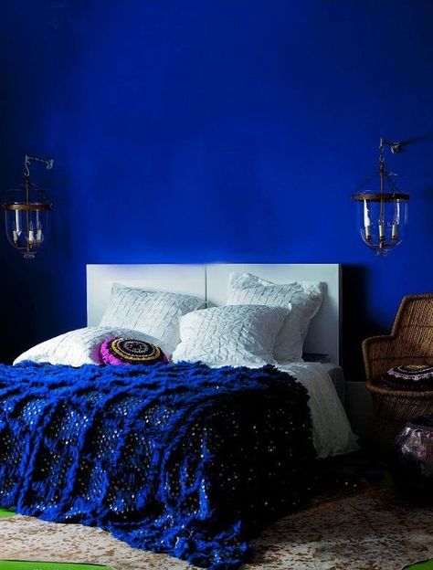 Le bleu klein - TRAITS D'CO Magazine Cobalt Blue Bedrooms, Royal Blue Bedrooms, Blue Bedroom Walls, Dark Blue Bedrooms, Navy Blue Bedrooms, Blue Bedroom Design, Blue Bedroom Decor, Blue Wall Decor, Trendy Bedroom