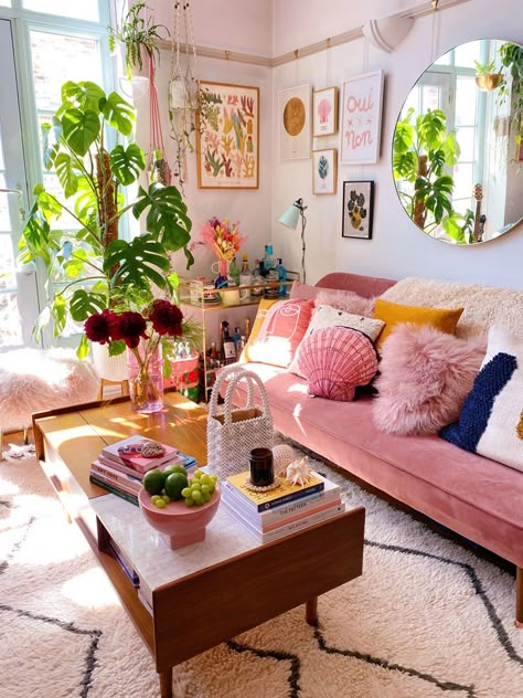 Maximalist Cottagecore Living Room, Colorful Contemporary Interior Design, Colourful Bedroom Aesthetic, Chic Maximalism, Avant Basic, Interior Design Eclectic, Aesthetic Eclectic, Maximalist Interior Design, Retro Apartment