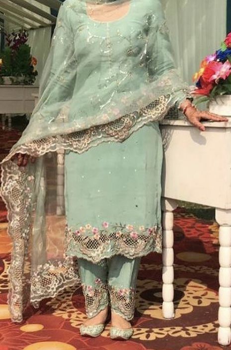 Jagoo Outfit Punjabi Bride, Partywear Punjabi Suits, Partywear Suits Designs, Punjabi Suits Designer Boutique Wedding, Designer Punjabi Suits Party Wear, Punjabi Wedding Suit, Punjabi Suits Party Wear, Patiala Suit Designs, Embroidery Suits Punjabi