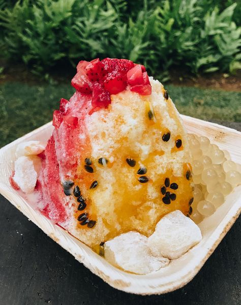 Shaved Ice Wedding, Shaved Ice Aesthetic, Gourmet Shaved Ice, Hawaiian Food Truck Aesthetic, Hawaiian Shaved Ice Recipe, Coconut Shaved Ice, Ice Gola, Hawaiian Shaved Ice Aesthetic, Hawaii Foods