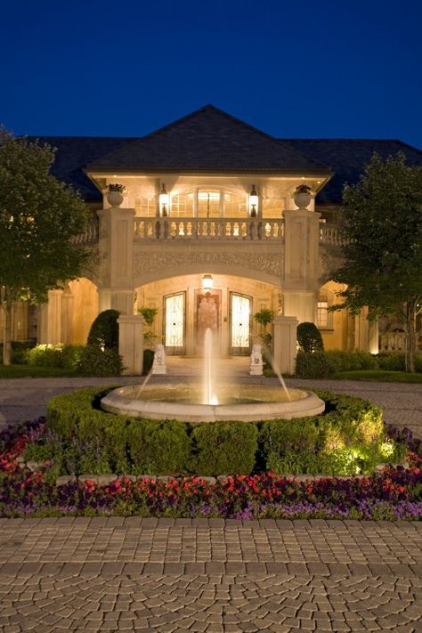 Love circle drive with a fountain Driveway Fountain, Driveway Decor, Circle Driveway Landscaping, Circle Driveway, Front Garden Landscape, Driveway Landscaping, Fountain Design, Water Fountains Outdoor, Traditional Exterior