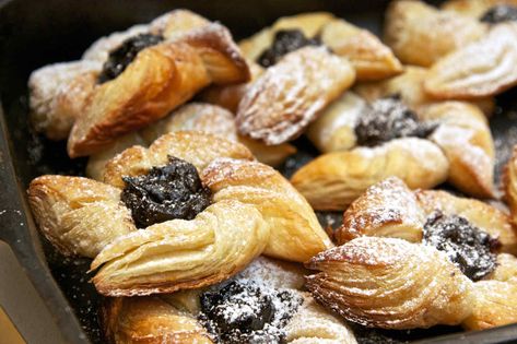 A list of holiday desserts that are traditionally baked around the world. Be inspired to go on a delicious foodie vacation. Prune Tarts, Finnish Christmas, Desserts Around The World, Finnish Recipes, Christmas Pastries, Beetroot Salad, Canadian Food, Sweet Pastries, Christmas Breakfast