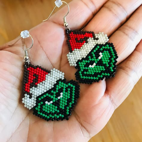 Seed Bead Holiday Earrings, Grinch Earrings Beaded, The Grinch Beaded Earrings, Grinch Seed Bead Earrings, Beaded Grinch Earrings, Grinch Beaded Earrings, Christmas Brick Stitch, Seed Beads Ideas, Beaded Brick Stitch