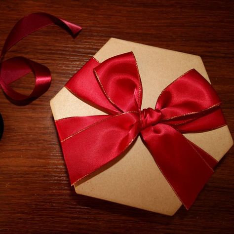 Tie Ribbon Bow, Wrap A Gift, Hexagon Box, Wrap Tutorial, Gift Box With Ribbon, How To Tie Ribbon, Gift Wrap Ribbon, Tie Ribbon, How To Wrap