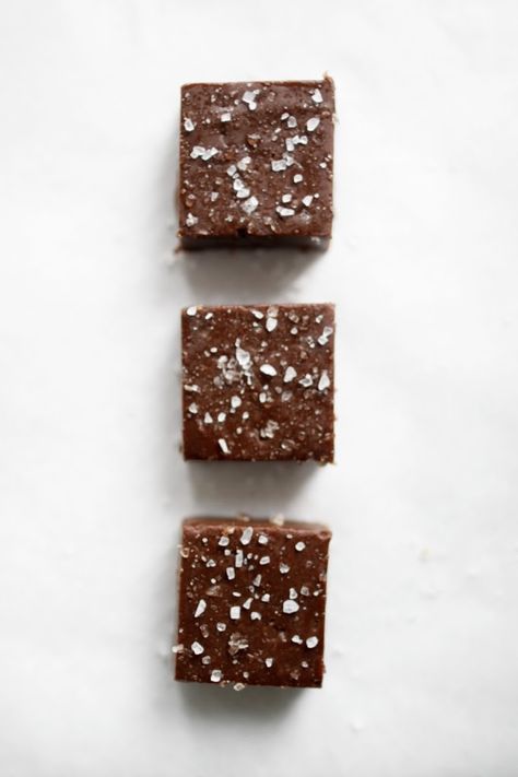 Sweet Nutella fudge is perfectly complemented by coarse sea salt in this incredibly easy homemade fudge recipe. Perfect for the holidays! Nutella Fudge, Homemade Fudge Recipes, Broma Bakery, Homemade Fudge, Nutella Recipes, Köstliche Desserts, Fudge Recipes, Baklava, Sweets Treats