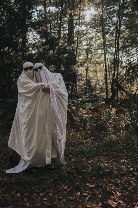 Couple Ghost Photoshoot, Ghost Couple Photoshoot, Ghosts Photoshoot, Bedsheet Ghost, Ghost Shoot, Ghost Sheet, Season Pictures, Aesthetic Ghost, Creative Photoshoots