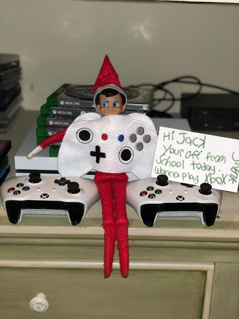 Gaming Elf On The Shelf, Video Game Elf On The Shelf, Elf On The Shelf Video Games, Thanksgiving Napkin Folds, Simple Thanksgiving Table Decor, Paper Napkin Folding, Playing Xbox, Thanksgiving Table Decorations, Napkin Folding