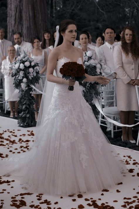 Twilight Movie Wedding, Bella’s Wedding Dress Twilight, Bella Swan Wedding Dress, Twilight Images, Bella Wedding Dress, Alice Twilight, Vampire Wedding, Vampire Twilight, Twilight Wedding