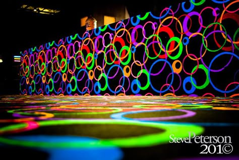 Neon colors make this skating ring an invite to teens. Skating Rink Carpet, Skating Rink Ideas, Skate Rink, Roller Skating Rink, Glow In Dark Party, Neon Birthday Party, Glow Birthday Party, Prom Themes, Glow In The Dark Party