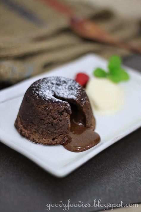 Eat Your Heart Out: Recipe: Chocolate fondant (lava) cakes (Gordon Ramsay) Molten Lava Cakes Recipe, Lava Cake Recipe, Chocolate Lava Cake Recipe, Chocolate Fondant Cake, Molten Chocolate Lava Cake, Gordon Ramsay Recipe, Lava Cake Recipes, Fondant Recipe, Molten Lava Cakes