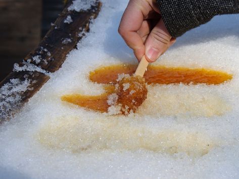 Tire sur la neige (draw on the snow) is an old-fashioned maple taffy treat in Québec, also known as tire d'érable or la tire. Maple Syrup On Snow, Beef Patties Recipes, Snow Recipe, Snow Ice Cream, Canadian Cuisine, Maple Candy, Maple Sugar, Canadian Food, Brunch Cocktails