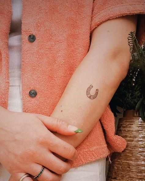 9 Winter 2024 Tattoo Trends Taking Over The Body Art World Tiny Horseshoe Tattoo, Small Horseshoe Tattoo, Lucky Horseshoe Tattoo, Tn Tattoo, Shoe Tattoo, Horseshoe Tattoo, Lucky Tattoo, Horse Shoe Tattoo, Cowboy Tattoos