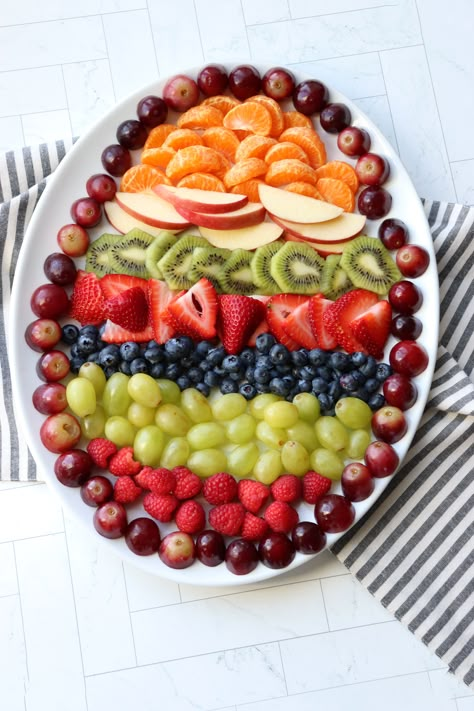 Easter Board Ideas, Easter Fruit Tray, Easter Platter, Egg Fruit, Easter Deserts, Easter Fruit, Easter Party Food, Fruit Platter Designs, Easter Side Dishes