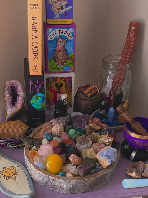 Crystal Area In Room, Crystal Set Up, Crystal Alter Aesthetic, Tarot Room, Crystal Altar Aesthetic, Crystal Altar Setup, Crystal Altar Sacred Space, Crystal Alter, Witchcraft Altar