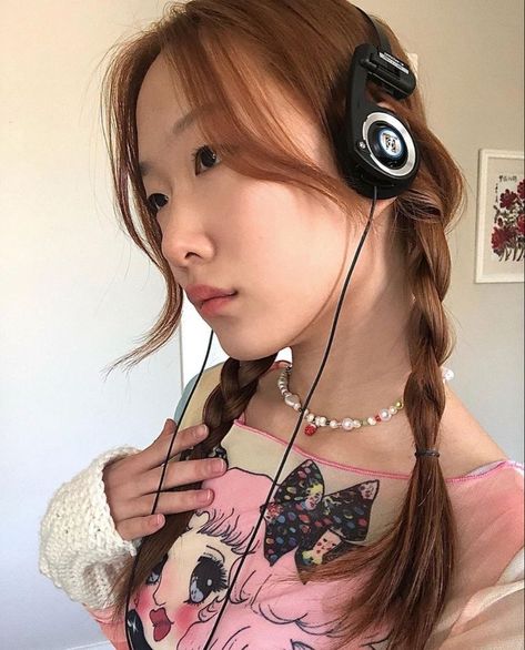 Koss Headphones, Headphones Aesthetic, Girl With Headphones, Look Cool, Cute Hairstyles, Hair Inspo, Pretty People, Beautiful People, Round Sunglasses