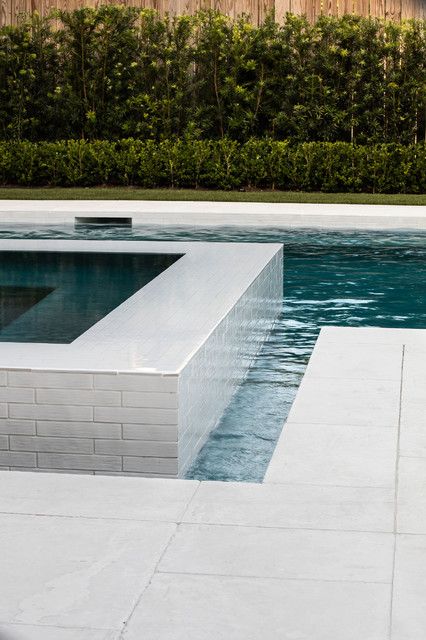 Chic Modern Swimming Pool and Garden - Modern - Pool - Houston - by Exterior Worlds Landscaping & Design | Houzz Modern Swimming Pool, Waterline Pool Tile, Pool Waterline, Pool Tile Designs, Lap Pool Designs, Waterline Tile, Pool Outdoor Kitchen, Florida Pool, Pool Decking