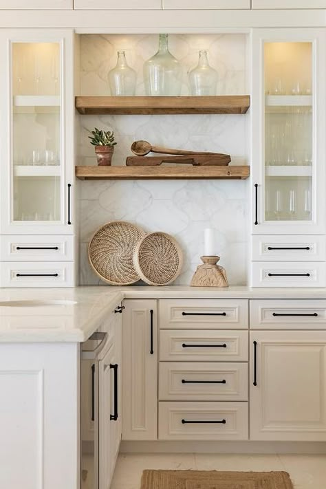 Farmhouse Kitchen Backsplash, Decor Ikea, Farmhouse Kitchen Cabinets, Farmhouse Kitchen Design, Classic Kitchen, Kitchen Farmhouse, Interior Modern, Modern Farmhouse Kitchens, Kitchen Redo