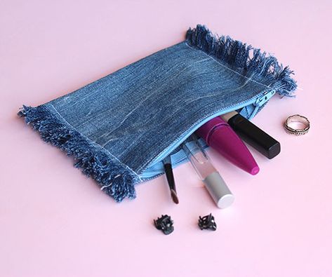 Denim Pouch, Upcycled Purse, Denim Bag Diy, Denim Crafts Diy, Jean Purse, Purse Tutorial, Blue Jeans Crafts, Denim Purse, Recycle Bag