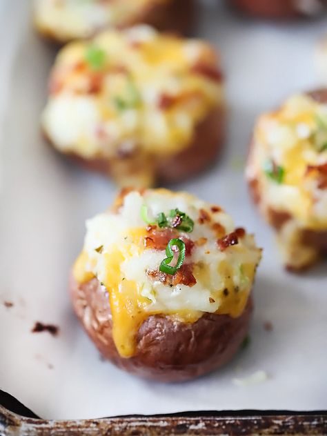 Small Twice Baked Potatoes, Mini Loaded Potatoes, Red Potato Appetizers, Twice Baked Red Potatoes, Mini Twice Baked Potatoes, Mini Baked Potatoes, Red Potatoes Recipe, Baked Red Potatoes, Mini Recipes