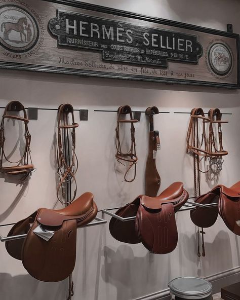 Hermes Saddle Equestrian, Rich Equestrian Aesthetic, Hermes Sellier, Hermes Horse, Horse Girl Aesthetic, Equestrian Style Outfit, Aesthetic Horse, Horse Riding Aesthetic, Saint Honore