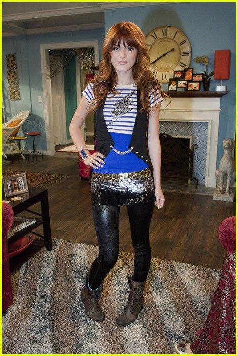 bella thorne Cece Shake It Up, Shake It Up Outfits, Disney Channel Outfits, Tv Characters Outfits, Bella Thorne And Zendaya, 2000s Disney, 2004 Fashion, Channel Outfits, Bella Throne