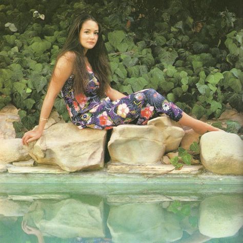 A mermaid princess? 🤩🧜🏻‍♀️🌺 Olivia photographed by the pool at her Beverly Hills home. I am not aware of the photographer who took this picture but I know they must be very talented, Olivia’s reflection adds such a fascinating and masterful touch! . . . #romeoandjuliet #oliviahussey #oliviahusseyeisley #60saesthetic #goldenagehollywood #1960s #60shollywood #1970sfashion #oliviahusseyfans #classicmovies #1970s #timelessicon #60s #70s #romeoandjuliet1968 #classicactress #classicmoviestars #old... 70s Models 1970s, 70s Actresses, 1960s Photoshoot, 70s Shoot, Jan Brady, 1920s Actresses, 60’s Aesthetic, 70’s Hair, Eve Plumb